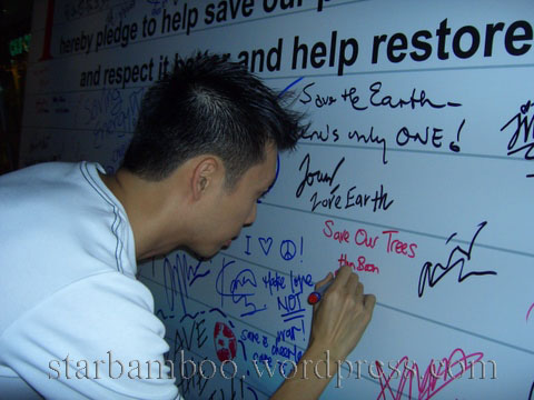 Signing the Live Earth pledge